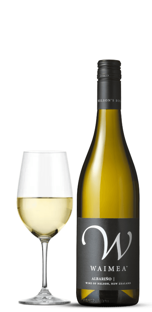 En flaska Nelson Albarino tillsammans med ett glas vin.